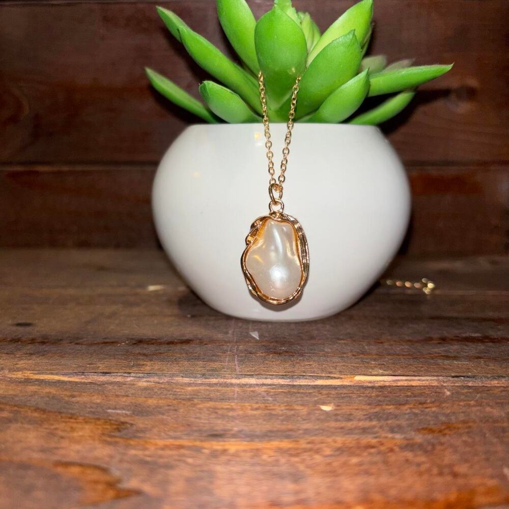 New gold white faux pearl pendant necklace